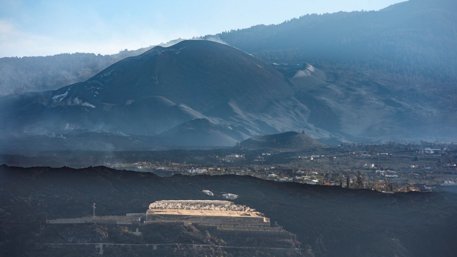 En la imagen, el volcán de Cumbre Vieja visto desde la costa de Tazacorte
