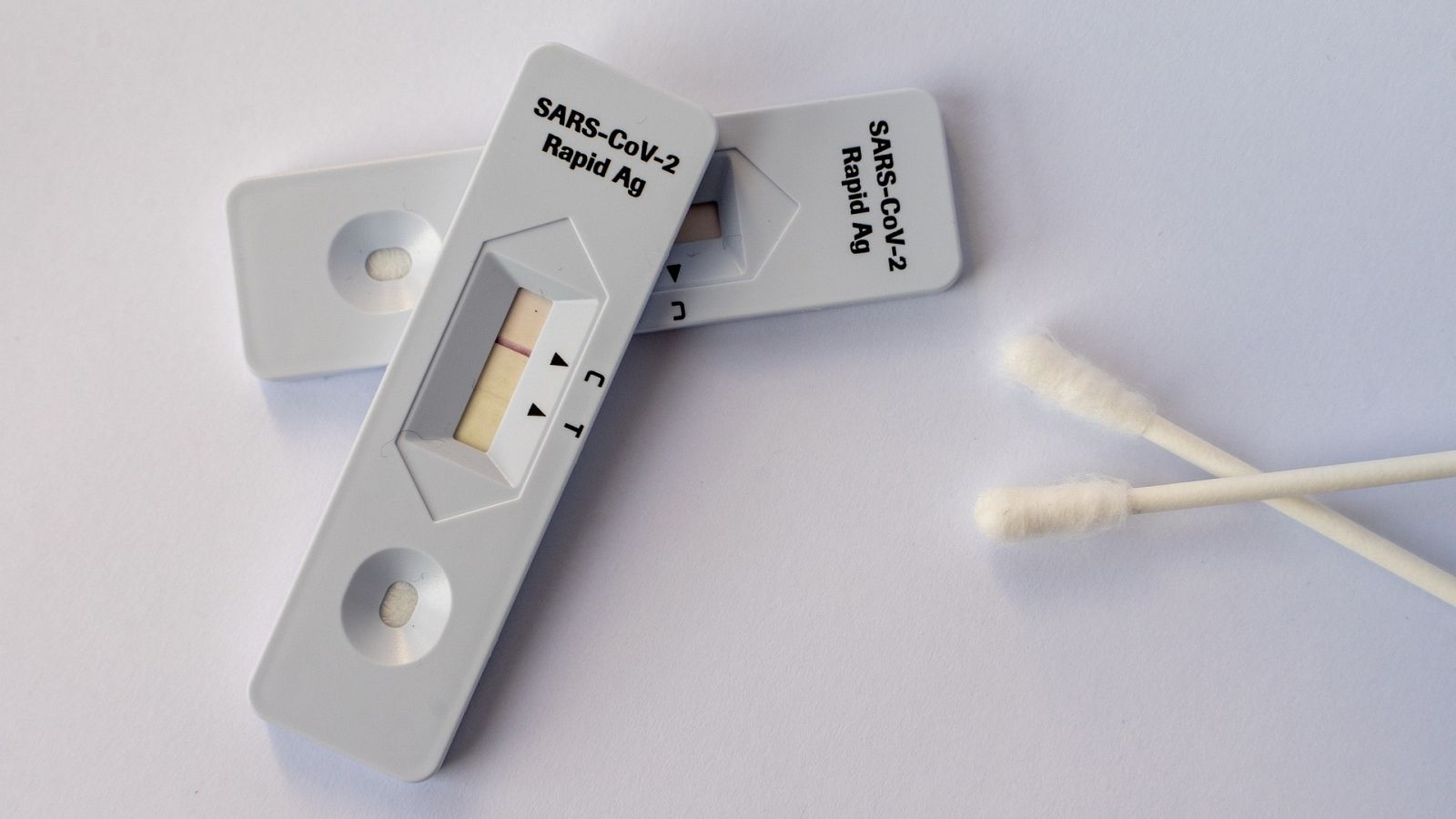 Dos tests rápidos de antígenos