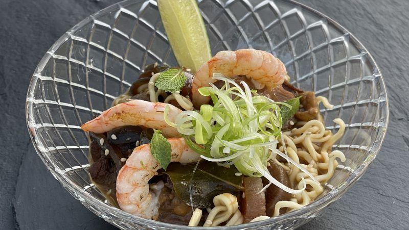 Receta de noodles de mar y monta�a con salsa teriyaki
