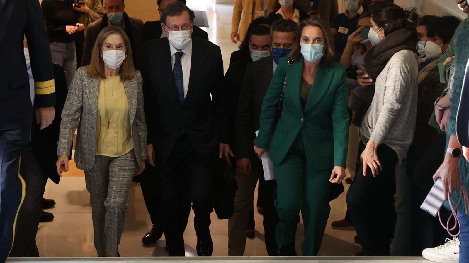 El expresidente del Gobierno Mariano Rajoy (c), a su llegada a la comisión Kitchen