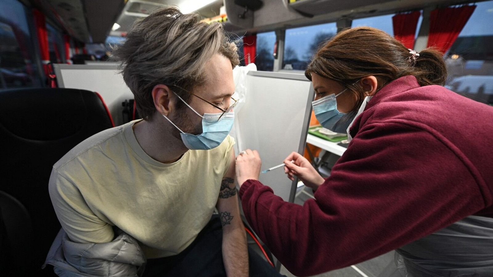 Vacunación de la tercera dosis de la vacuna contra la COVID-19 en Reino Unido