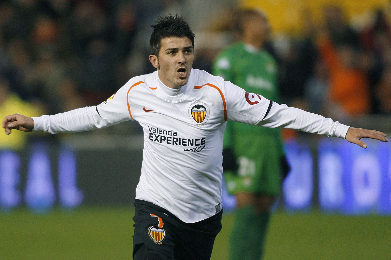 El jugador del Valencia, David Villa, tiene varias ofertas de clubes ingleses.