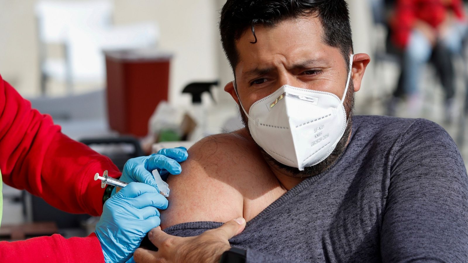 Un ciudadano recibe una dosis de Moderna en California, Estados Unidos