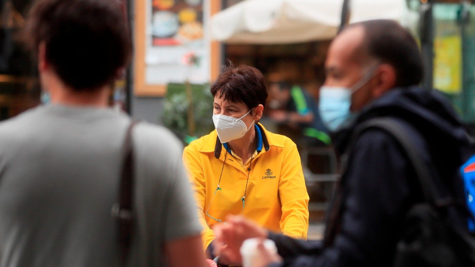 Una trabajadora de Correos con mascarilla