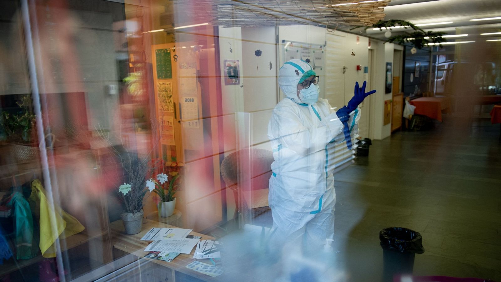 Una enfermera prepara una PCR en Barcelona