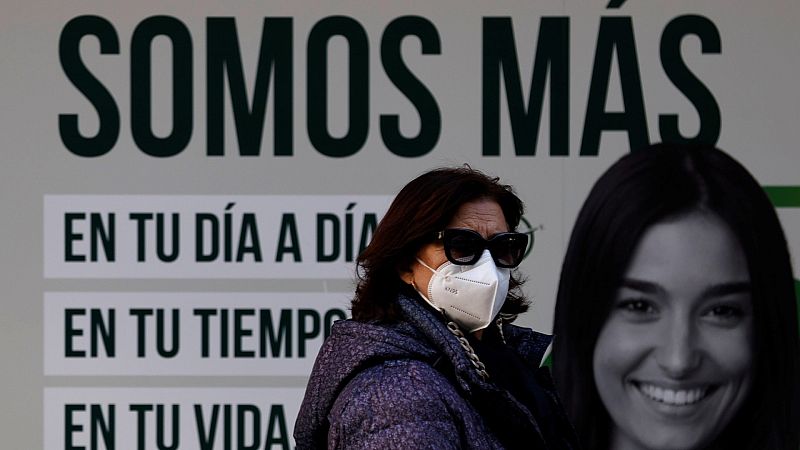 Los expertos ven insuficiente las mascarillas al aire libre: "Ayudará un poco pero su contribución será mínima"