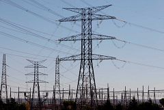 El precio de la luz bajará este viernes, aunque seguirá por encima de los 300 euros/MWh