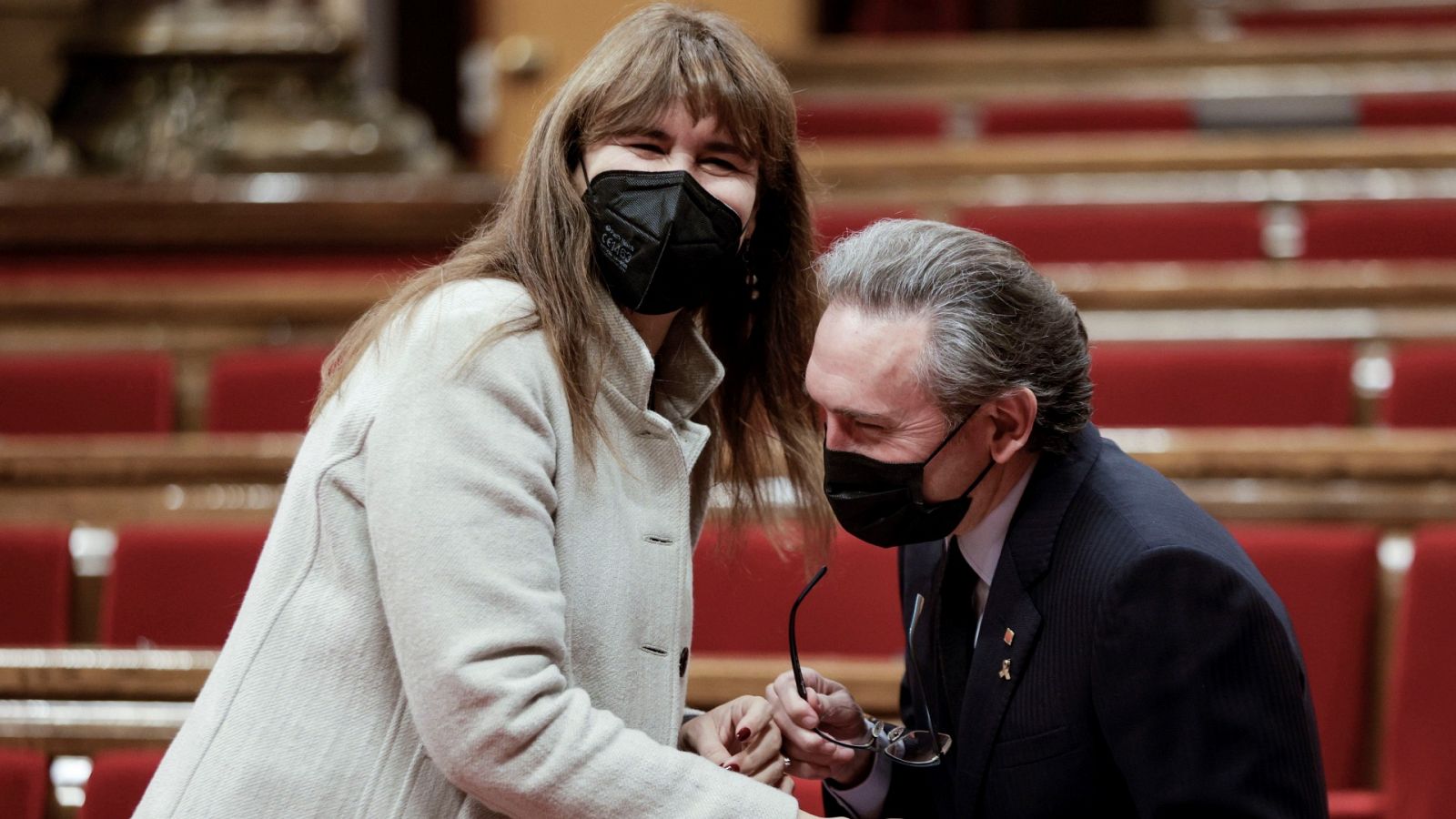 La presidenta del Parlament, Laura Borràs, saluda al conseller de Economía, Jaume Giró, en el Parlament