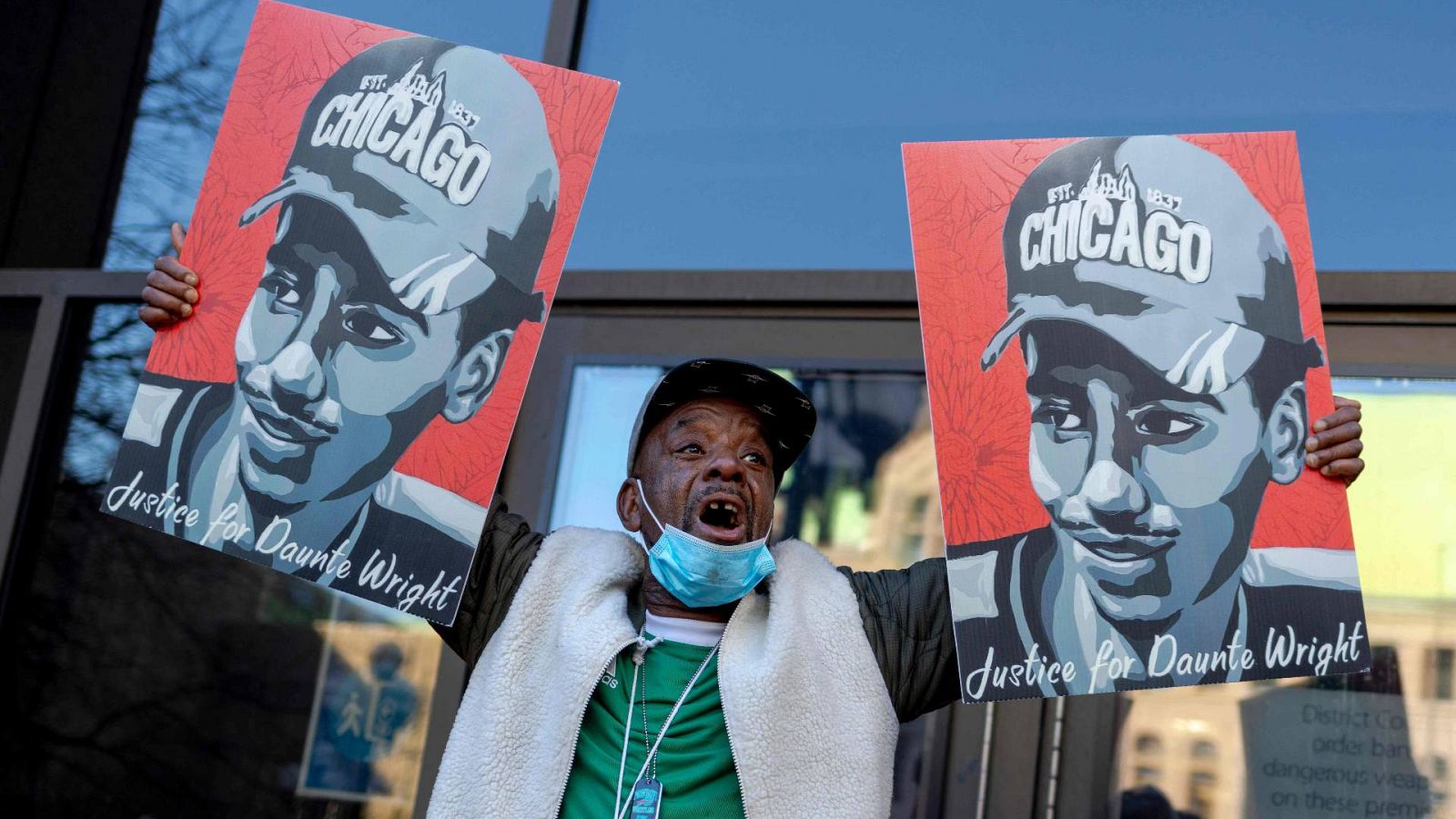 Un manifestante sujeta una imagen de Daunte Wright a la espera del veredicto en el juicio contra Kim Potter