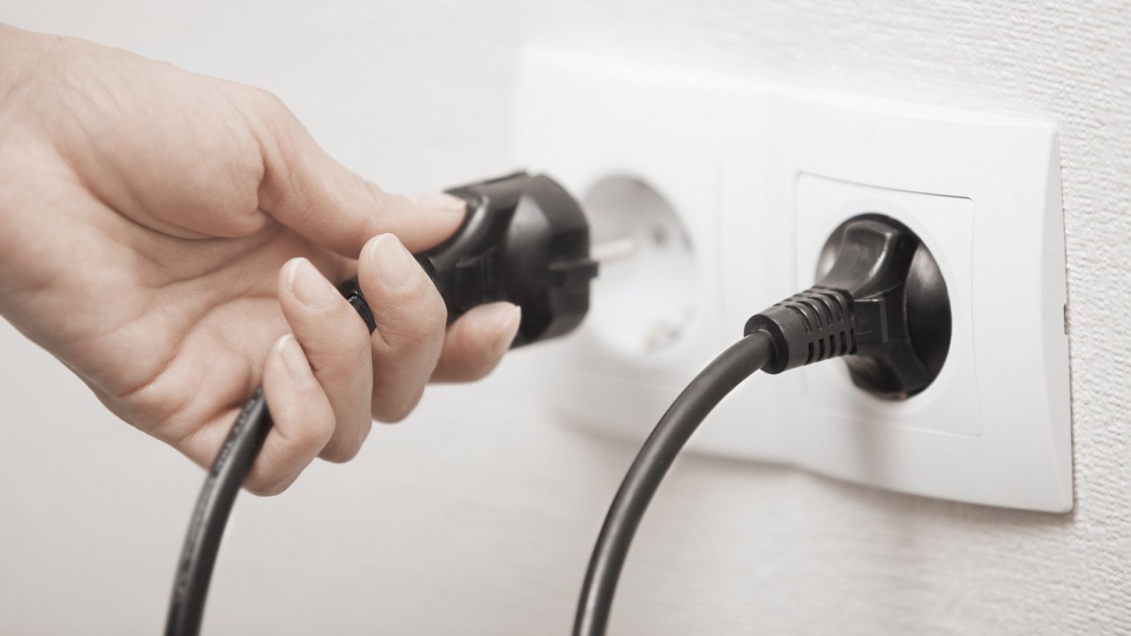 La luz se desploma un 27% y se pagará en Navidad a 226,43 euros/MWh