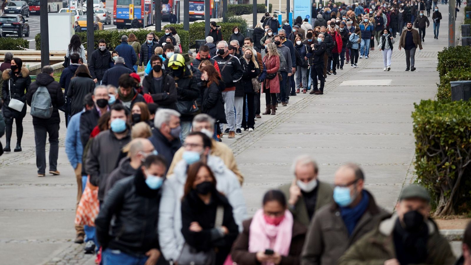 Cientos de personas esperan para vacunarse en el centro de vacunación de La Fira de Barcelona