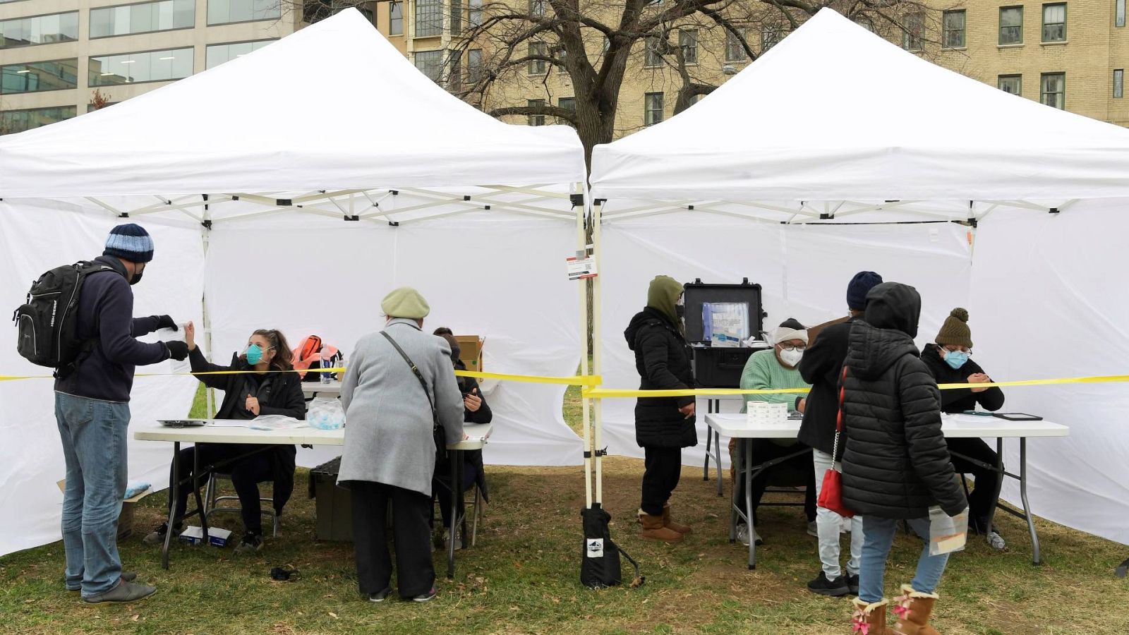 Trabajadores del Laboratorio CORP en coordinación con el Departamento de Salud del Distrito de Columbia realiza pruebas gratis de PCR covid-19 a la población en EE.UU.
