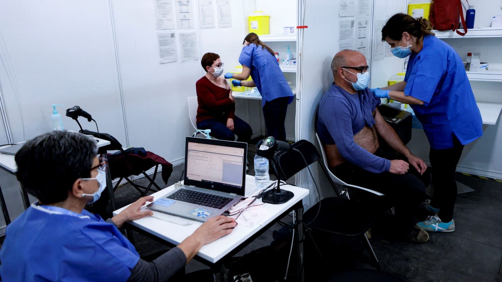 Varios ciudadanos se disponen a recibir la dosis de refuerzo en el centro de vacunación de la Fira de Barcelona