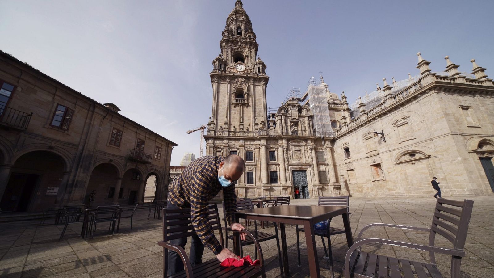 Un hostelero prepara la terraza en la plaza de A Quintana, en Santiago de Compostela