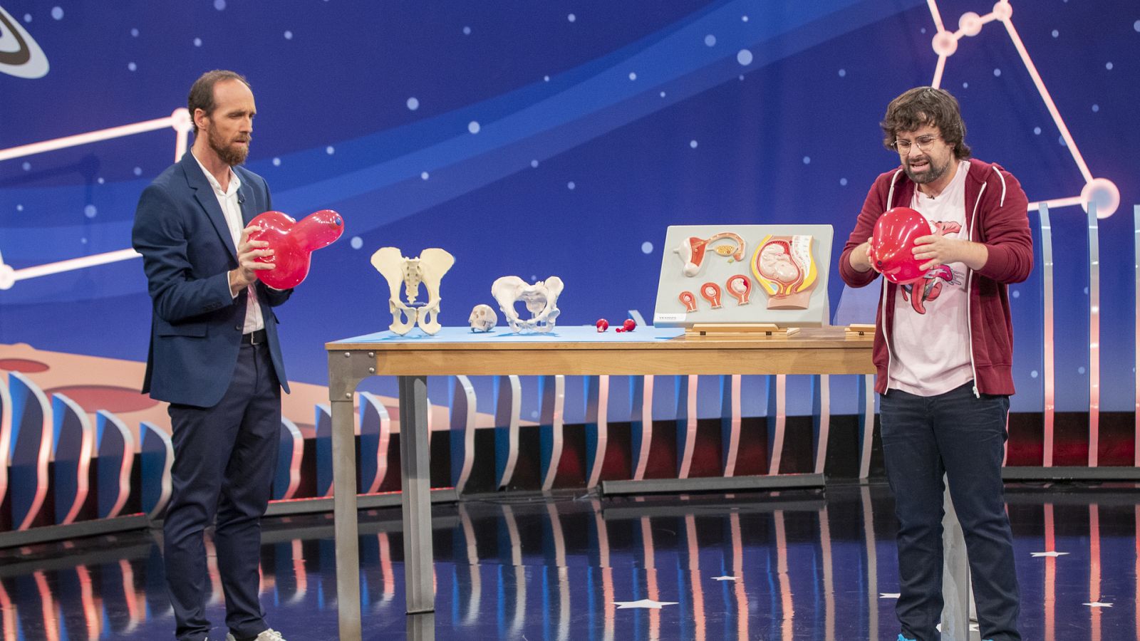 Ricardo Moure explica el parto humano en "Órbita Laika: érase una vez el cuerpo"