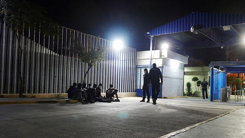 La Guardia Civil impide que centenares de migrantes salten la valla de Melilla