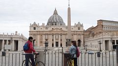 De vivir en la calle a ser pintor del Vaticano: así es la historia del ilustrador de los sellos navideños del país
