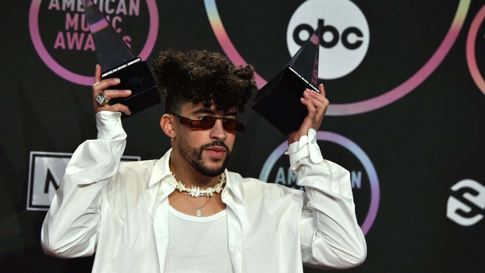El cantante Bad Bunny exhibe sus premios en los American Music Awards en Los Ángeles