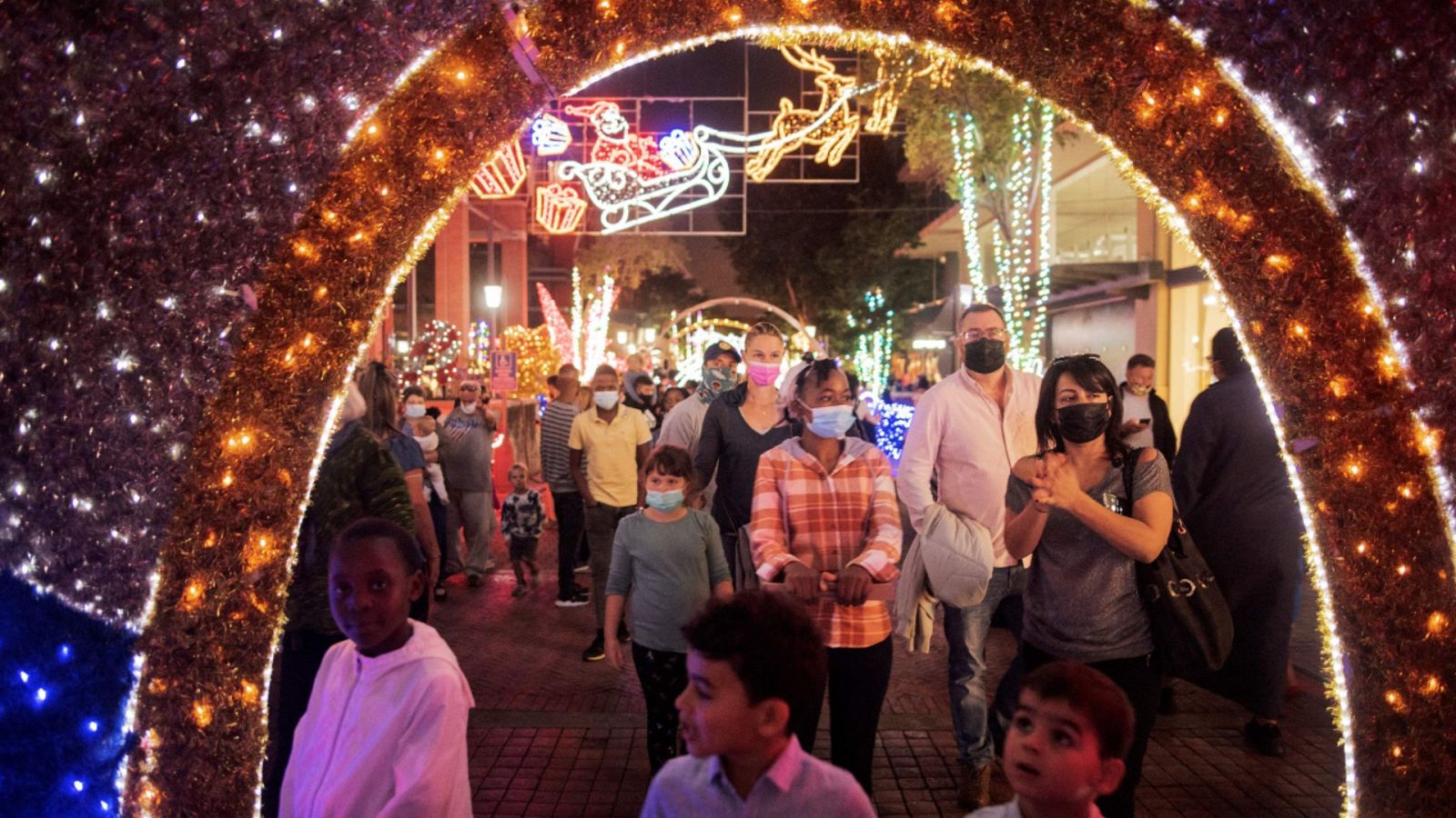 Sudáfrica ve superado el pico de la ola por ómicron y elimina los toques de queda