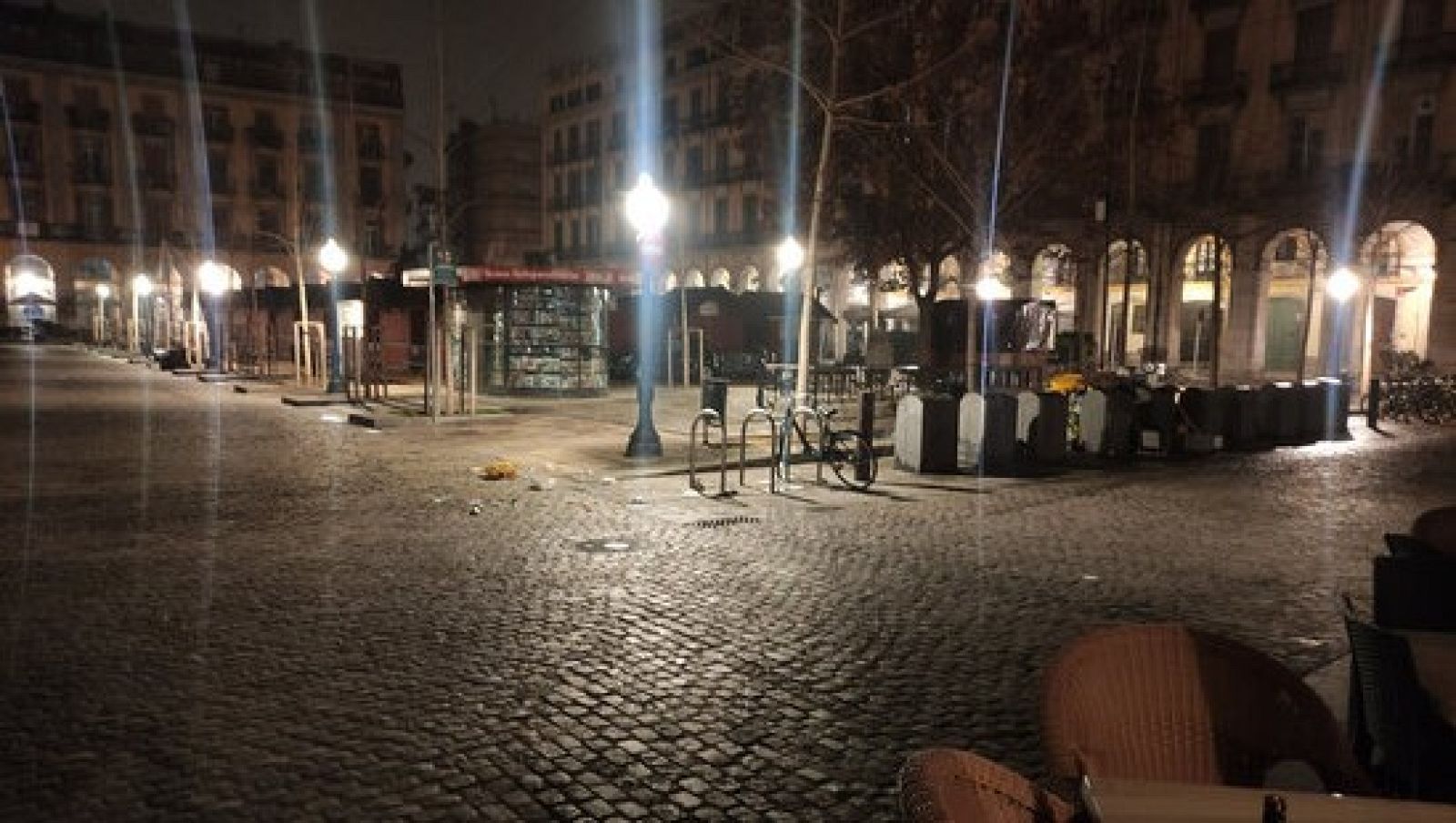 La plaça Independència de Girona, buida durant la nit de Cap d'Any