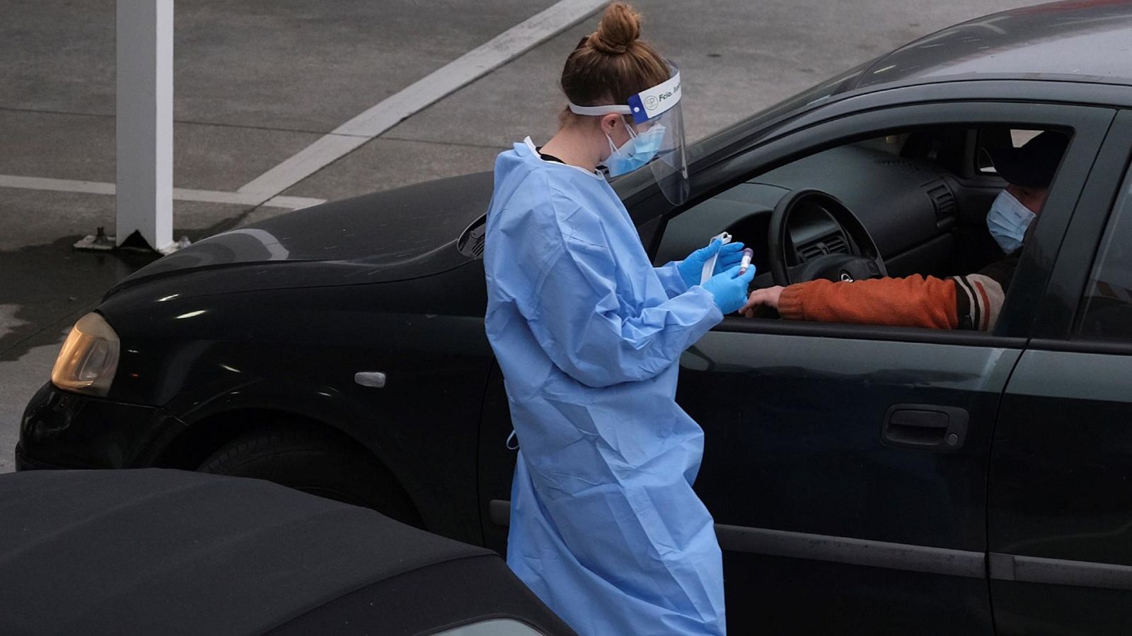 Los sanitarios hacen pruebas PCR a los conductores en el punto autocovid del HUCA