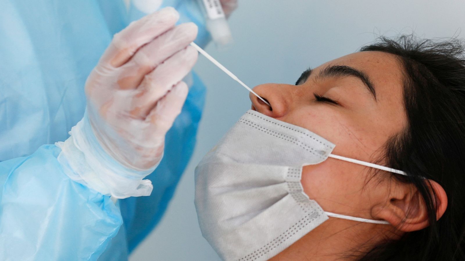 Una persona se somete a una prueba de detección de coronavirus