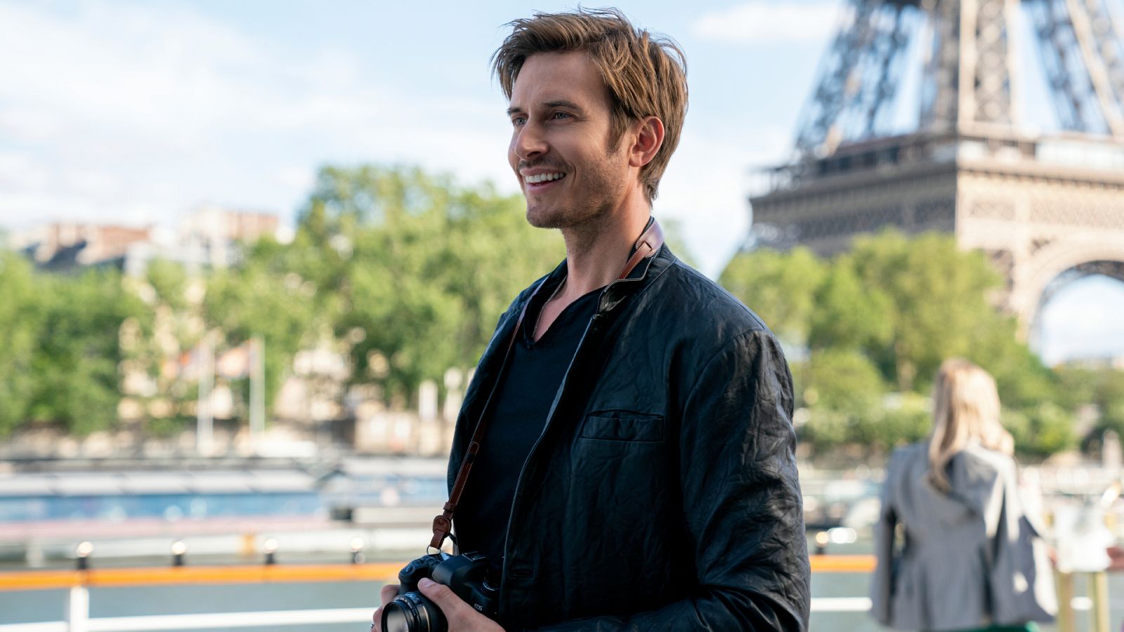 El actor de 'Emily in Paris' al que ya conocimos en el Festival de Eurovisión