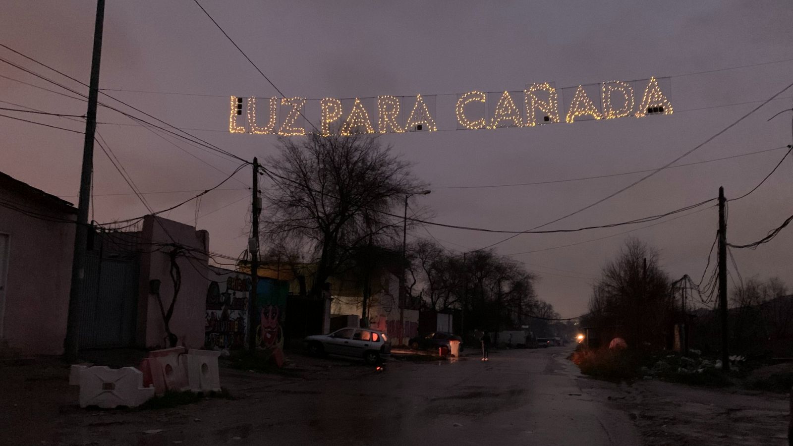 Una de las intervenciones del grupo artístico Boa Mistura en la Cañada Real: "Luz para Cañada"