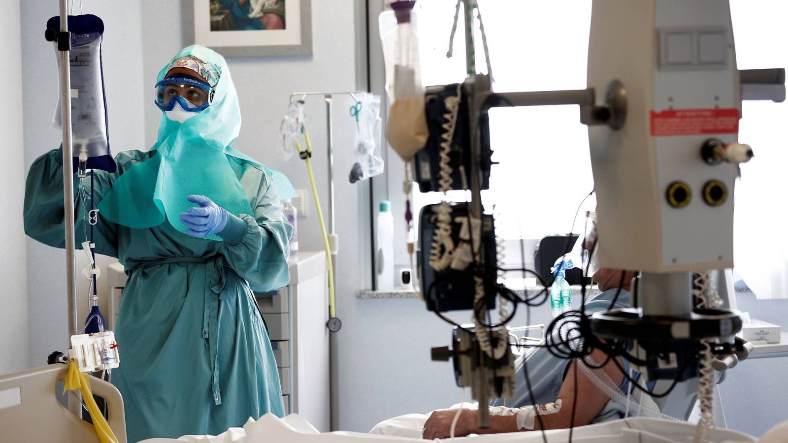Una enfermera atiende a una persona ingresada en la UCI de la Clínica Universidad de Navarra