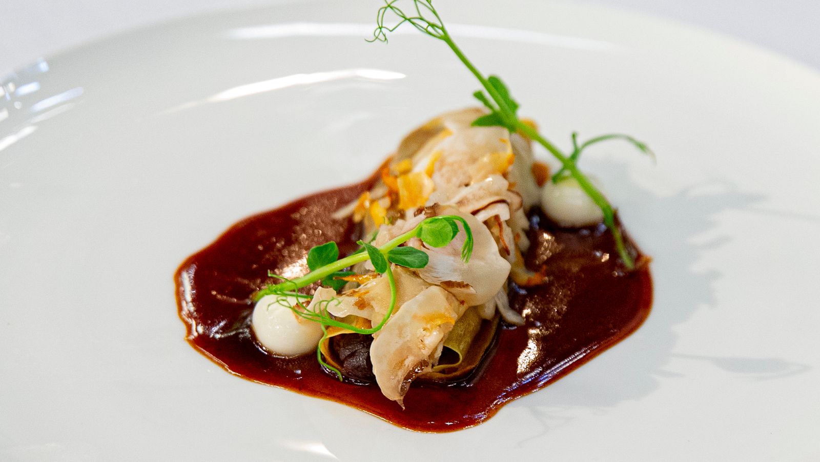 Receta de canelón de carne, esferas de queso de la Garrotxa, jugo al vino tinto y ensalada de setas con aceite trufado de Guillem