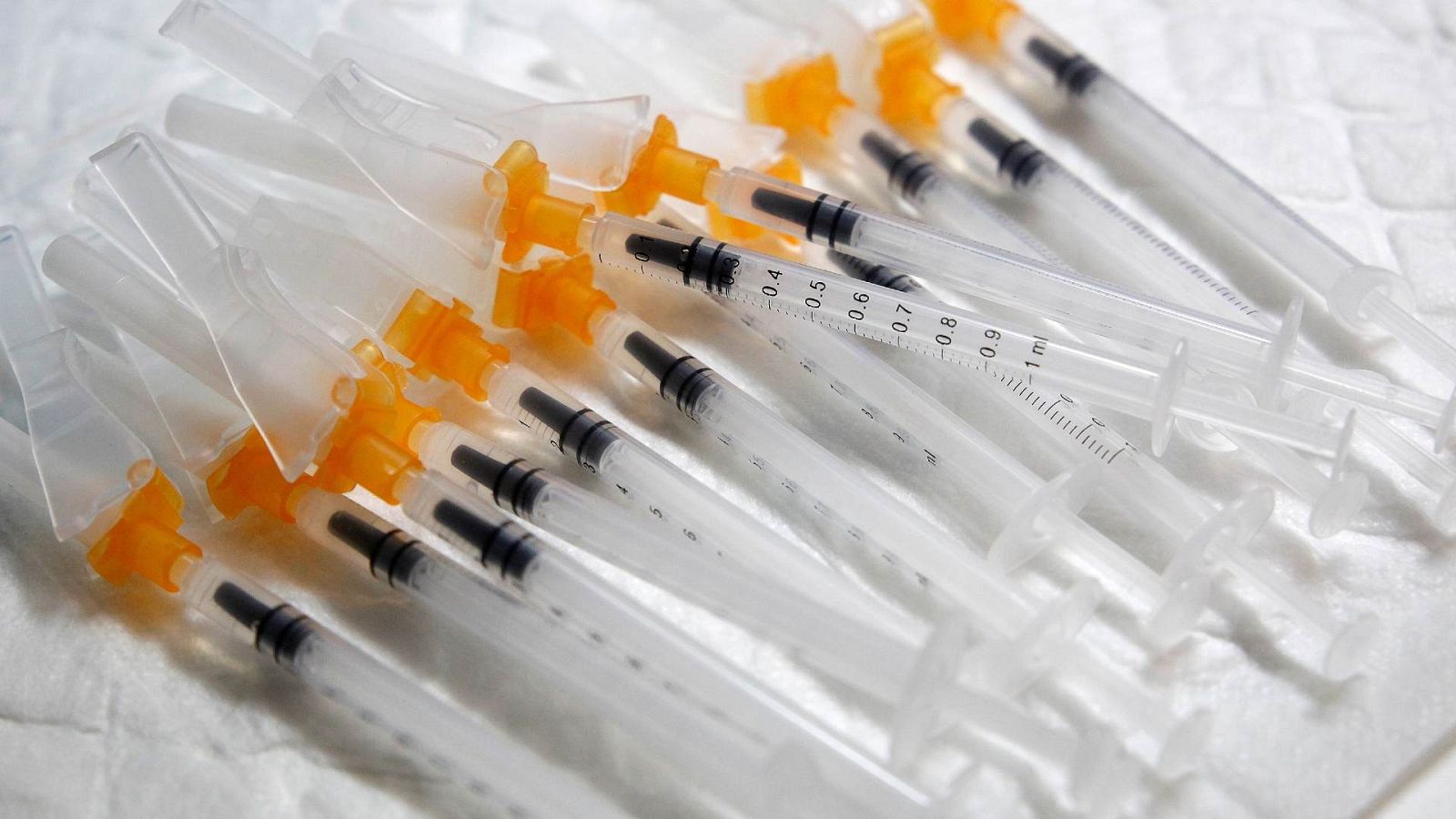 Varias jeringuillas con dosis de la vacuna contra el COVID-19, en el Hospital de Son Durea