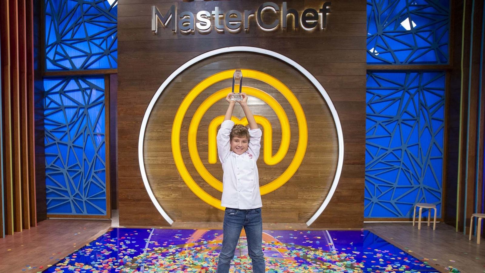 Guillem, ganador de 'MasterChef Junior 9' con el trofeo