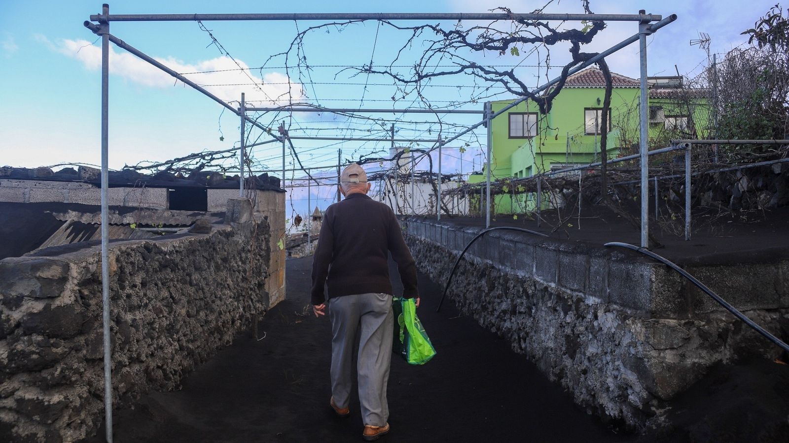 Un vecino de Jedey vuelve a su casa después de tres meses evacuado