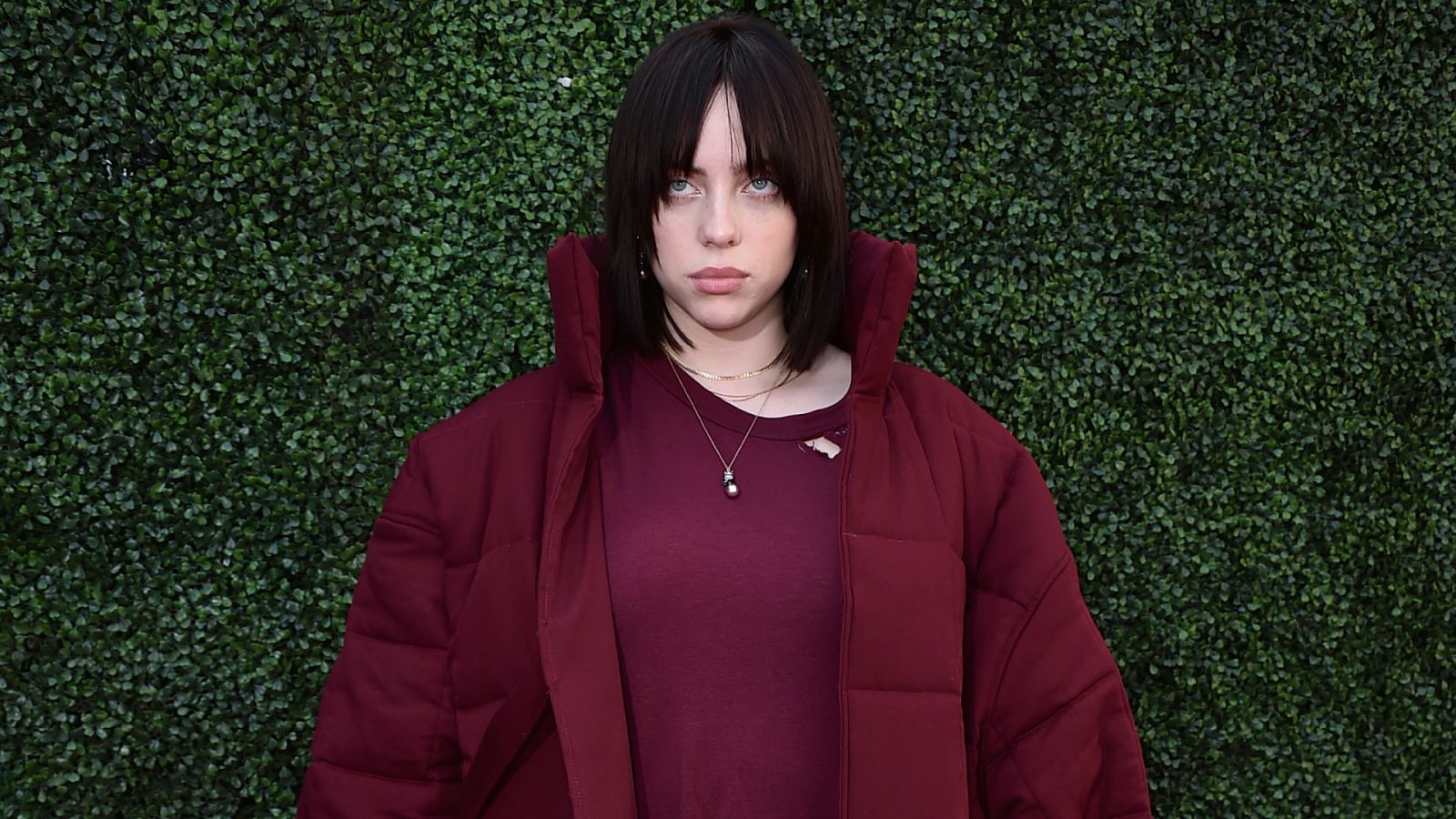 Billie Eilish y Finneas, ganadores del Globo de Oro a la mejor canción en una gala marcada por la polémica