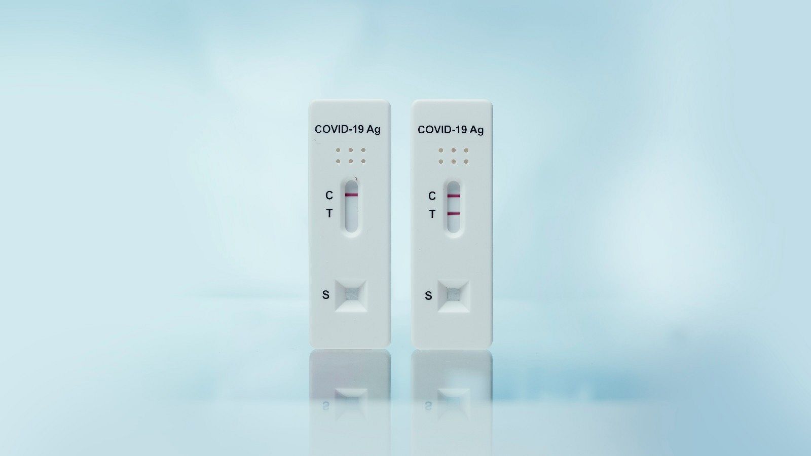 Un test de antígenos negativo y otro positivo, en una imagen de archivo