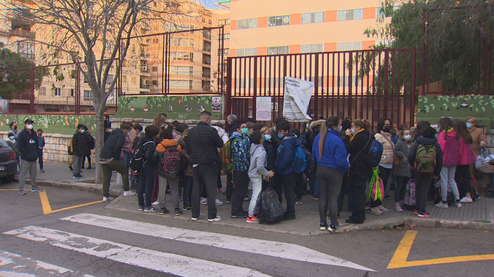 ctv-agk-bal-mll-entrada-escola-br-inf-tve frame 7681