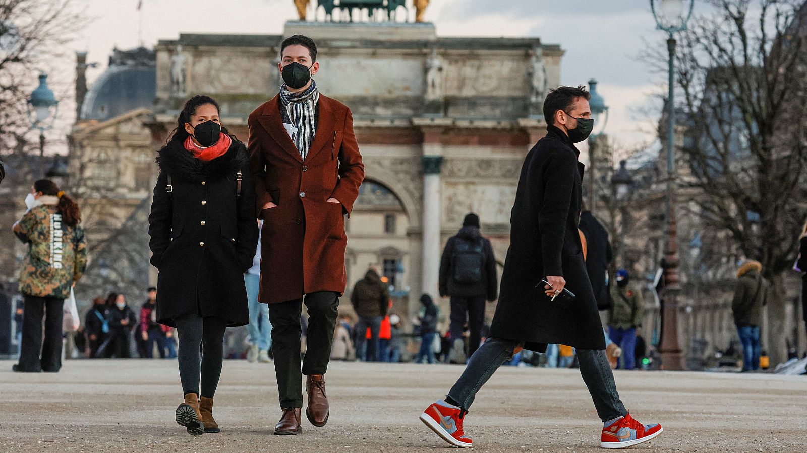 Personas caminando en los Jardines de las Tullerías, en París.