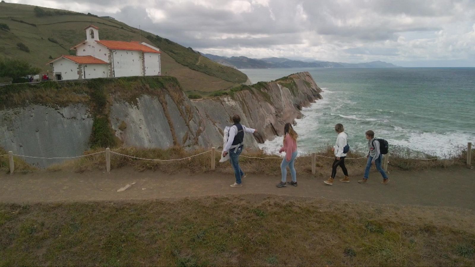 'Mi familia en la mochila' en los acantilados de Zumaia