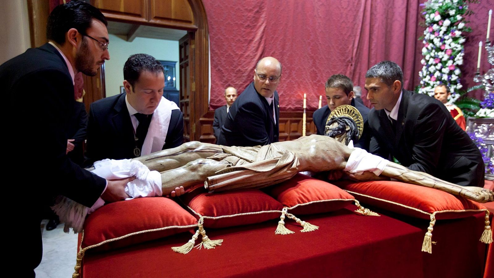 Cofrades de la Esclavitud del Cristo de La Laguna preparan la imagen para un besa pié