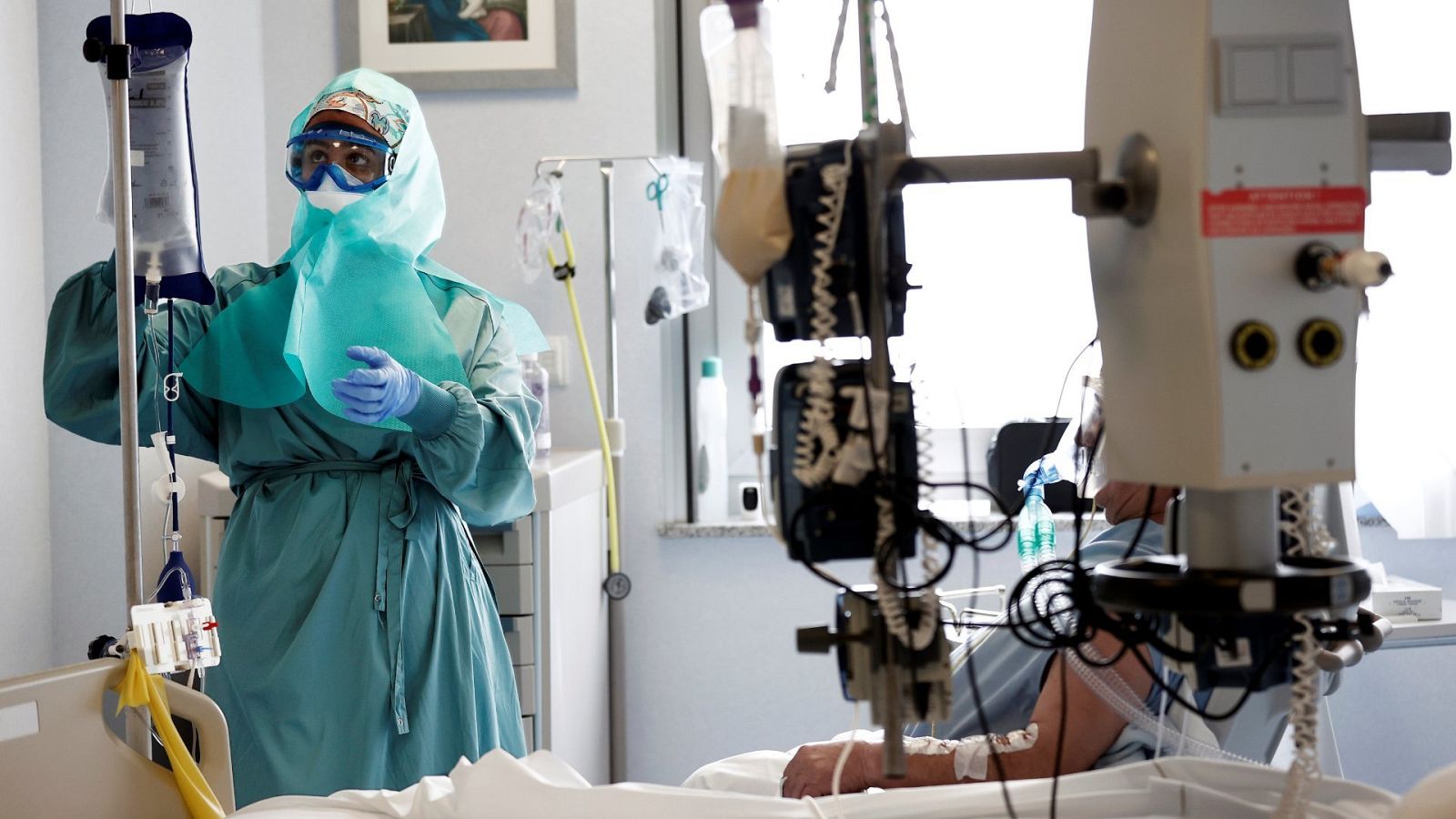 Una enfermera atiende a una persona ingresada con COVID-19 en la UCI de la Clínica Universidad de Navarra