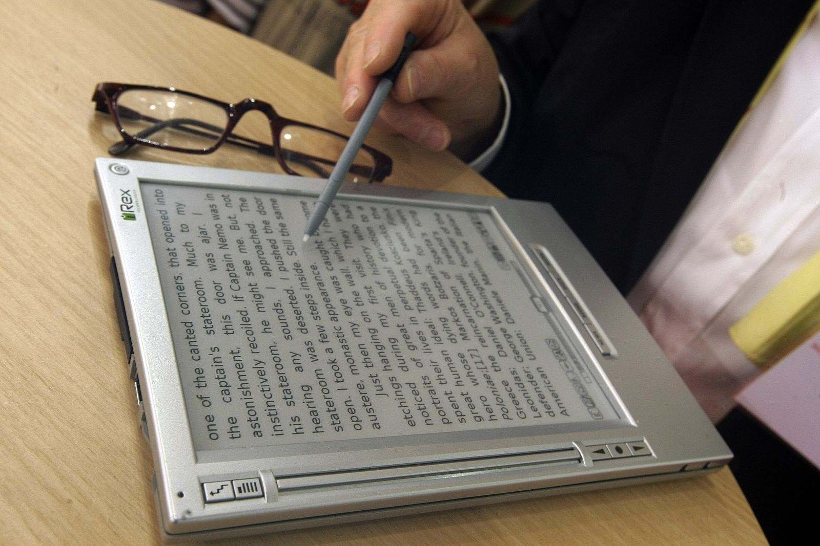 Un hombre leyendo un libro electrónico