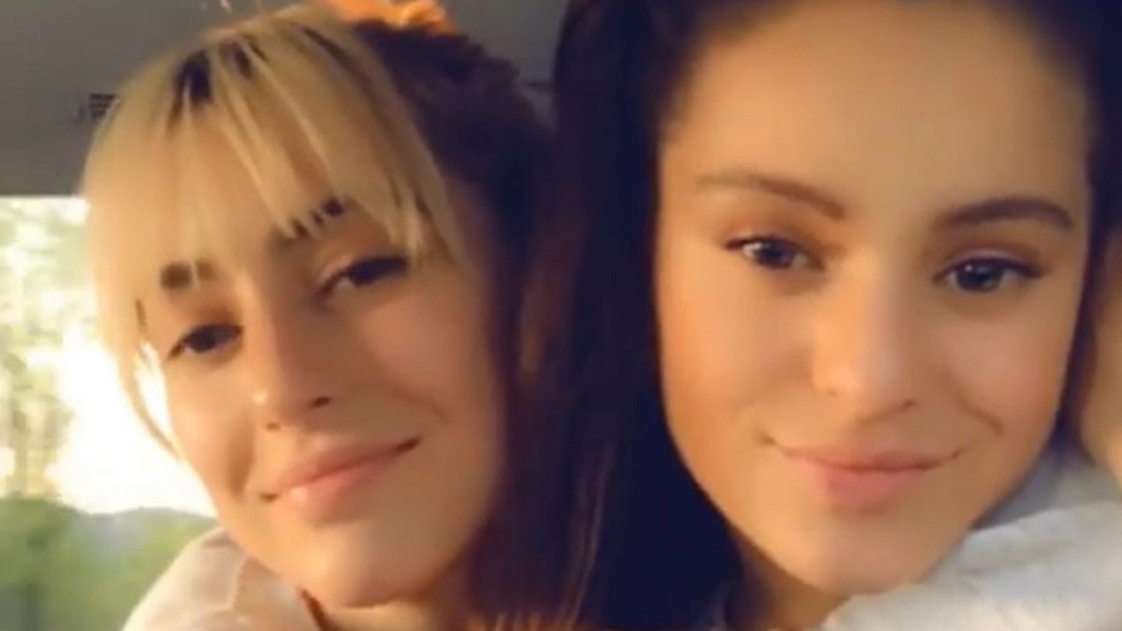 Rosalía junto a su hermana Pilar