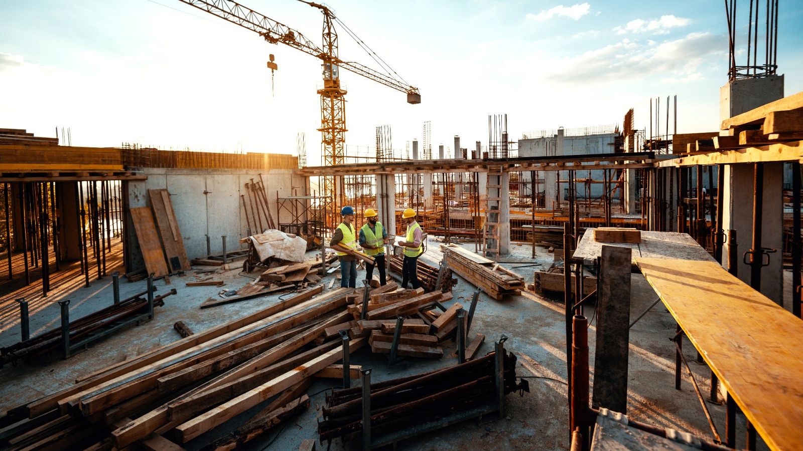 Unos obreros trabajan en una obra