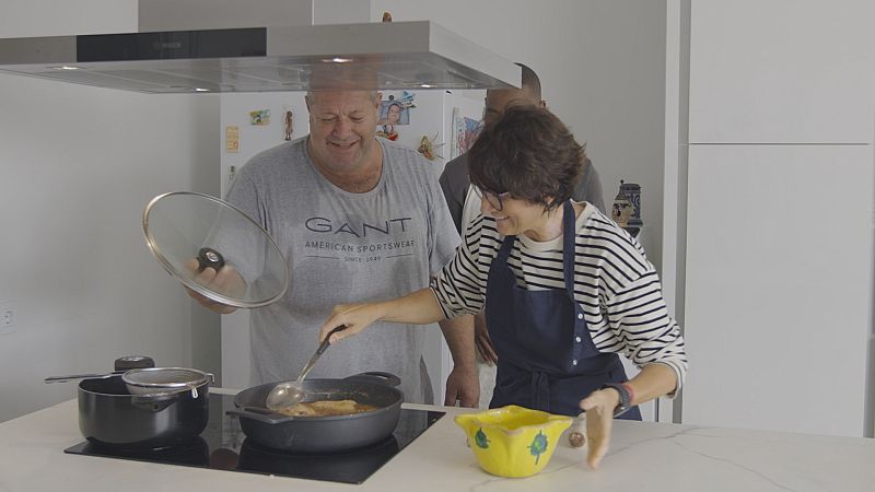 S�lvia Abril prepara els calamars farcits de xocolate t�pics del Maresme