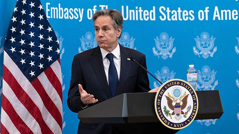 Blinken pide a Putin que elija la "vía pacífica" con Ucrania mientras Rusia califica la situación de "crítica"