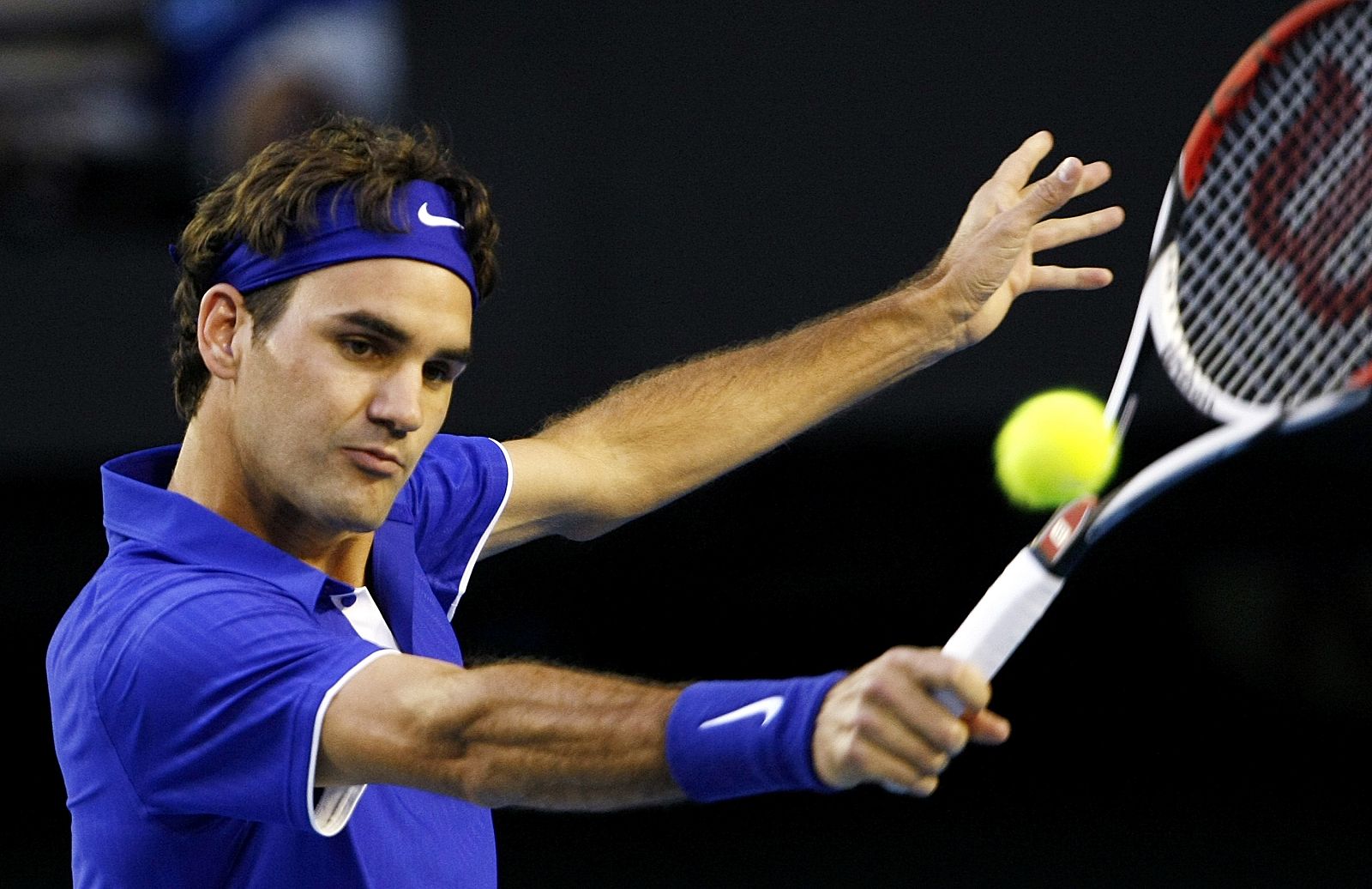 Roger Federer devuelve una bola a Andy Roddick en la semifinal del Abierto de Australia