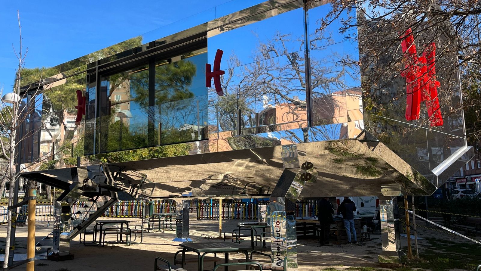 La Cyberhut vista desde el exterior en un parque de Ciudad Lineal ,Madrid, este mes de enero
