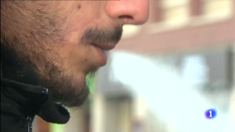 Fumar en exteriors escampa la covid fins a 8 metres 