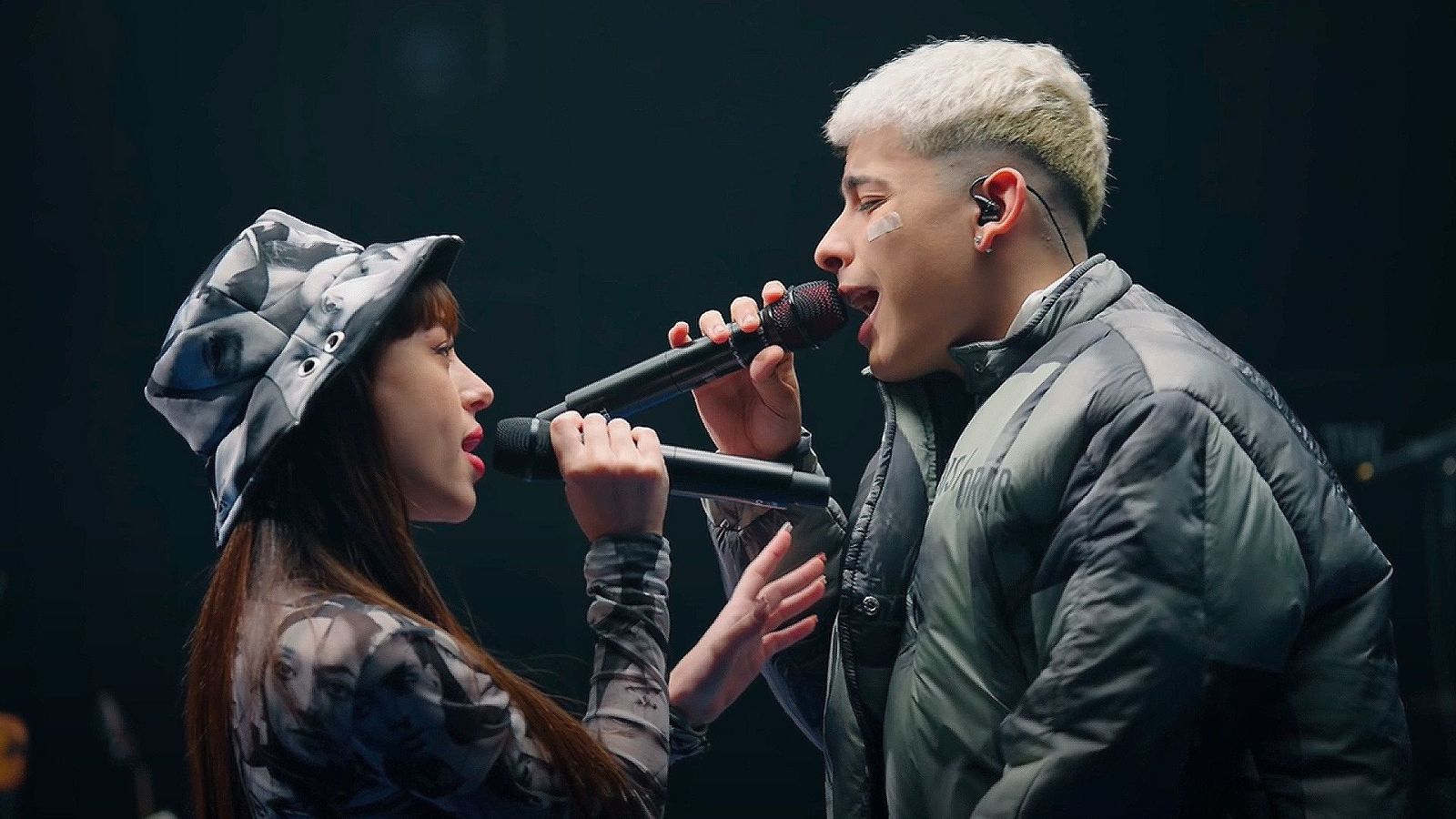 Trueno y Nicki Nicole cantando "Mamichula" en vivo