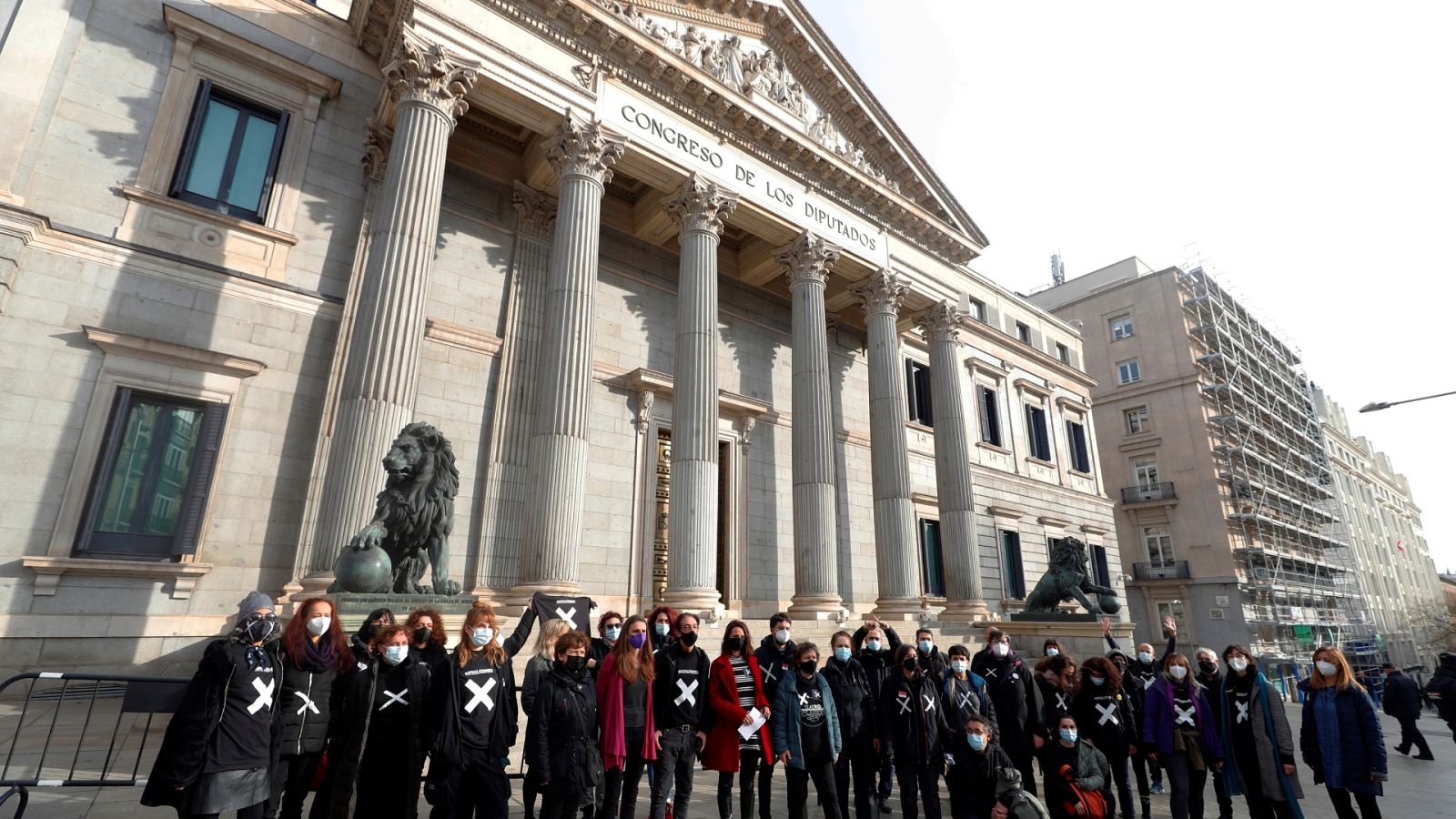 La Plataforma de Técnicos y Técnicas temporales del Inaem en las escalinatas del Congreso tras registrar sus peticiones en la Comisión de Hacienda y Función Pública de la Cámara Baja